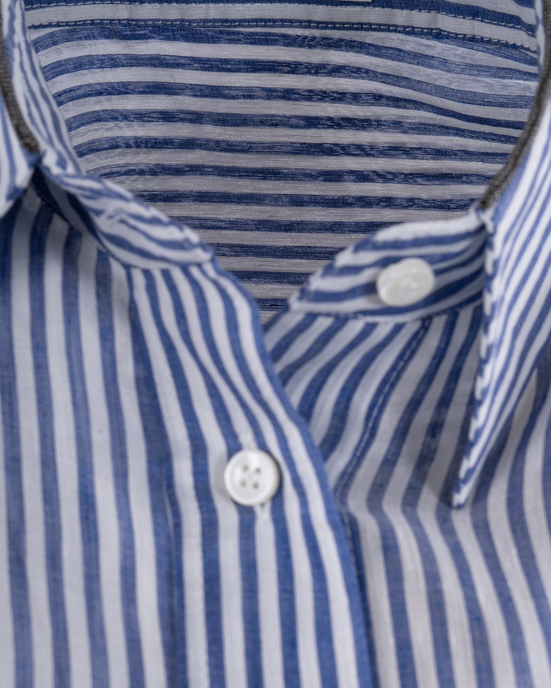 shop BRUNELLO CUCINELLI  Camicia: Brunello Cucinelli camicia lunga con monile.
Chiusura con cannoncino e bottoni di madreperla.
Colletto classico.
Taschino su petto.
Polsini con un bottone in madreperla.
Decorazione in monile Nickel-free.
78% LINO, 22% SETA.
Fabbricato in Italia.. MH756NL416-C503 number 596410